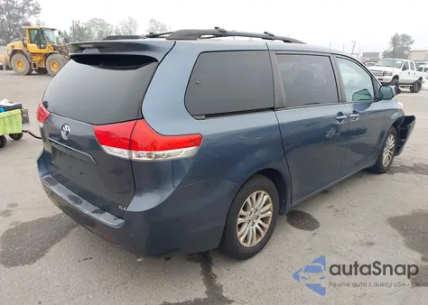 2013 Toyota Sienna Xle V6 8 Passenger z USA, uszkodzony, nr VIN 5TDYK3DC8DS364236